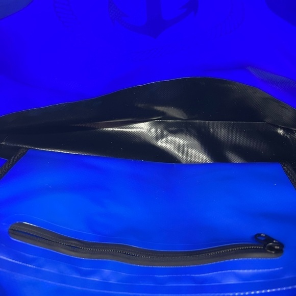 VITAMIN SEA BLUE AND BLACK WATERPROOF AND SAND PROOF ZIPPERED TOTE - Picture 8 of 16